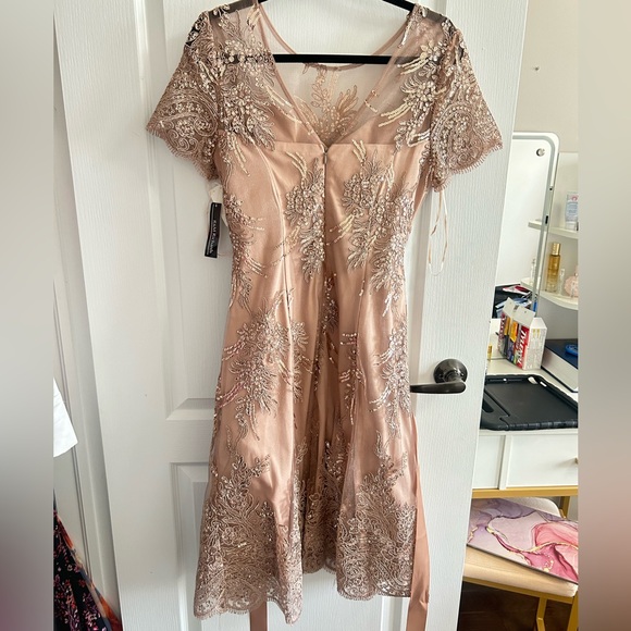 Beautiful dress size 6 can be worn for prom and special occasions - Picture 2 of 2